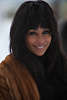 902710_ St. Moritz Snow-Polo Charme & Beauty, schwarzhaarige Schönheit Porträt, Damengesicht Bild