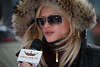 902713_ High Life TV Reporterin Foto mit Mikrofon beim Interview in schicker Wintermütze bei St. Moritz-Polo