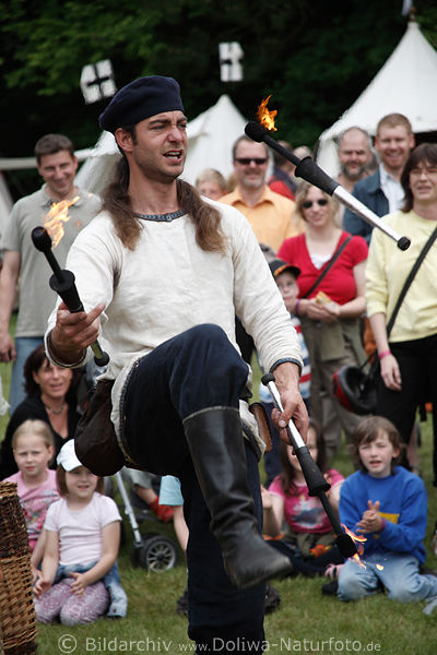 Gaukler Jongleur Fackeltanz