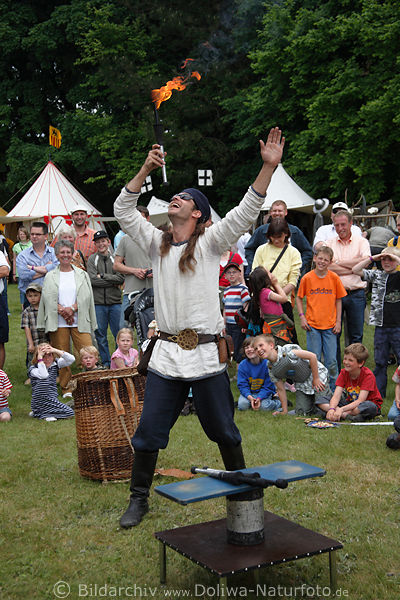 Jongleur brennende Fackel