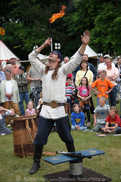 Jongleur mit Fackeln Gaukler-Show vor Kinder
