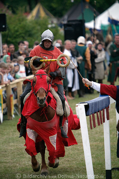 Ritter mit Lanze Strohring im Galopp zu Pferd Treffsicherheit