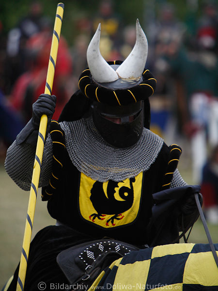 SchwarzRitter mit Hrner Maske Grauketten Lanze