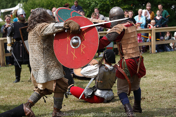 Schwertkampf Ritter mit Schild in Aktionbild