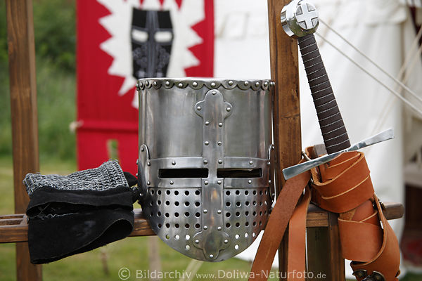 Ritterhelm Schwert Schutzkette Detailsfoto