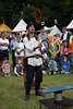 803298_ Jongleur Foto mit bunten Ringen vor Kinder Publikum geschick jonglieren Gaukler lustiger Jonglr Unterhalter im Ritterlager