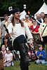 803313_Gaukler geschickter Jongleur Foto im Fackel-Tanz jonglieren im Ritterlager vor Kindern