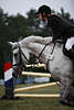 000917_Reitsprung Sportportrt junges Mdchen im Pferdesattel Nahfoto Reitnachwuchs auf weissem Pony reiten