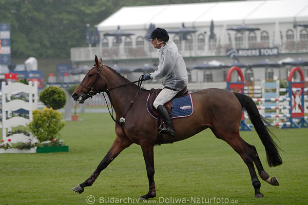 Reiterin Nina Andersen Pferd Caralina Regen-Ritt Finnin Hindernis-Parcour in Hamburg