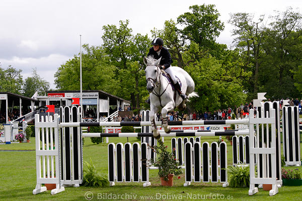 Sprungfoto Samantha McIntosh Weisspferd VDL Groep Allure Hindernis-Ritt lachender Bulgarin