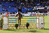42470_ M. Whitaker aus Grossbritanien auf Portofino 63 Reitpferd im Hürdensprung, Arena mit Publikum,