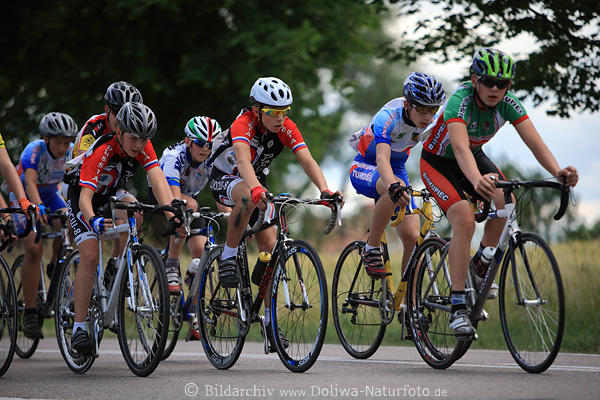 Radrennen Strassenrad Aktionbild Radsportjugend Radfahrer frei von Doping (noch) Strassentour