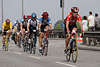 Radfahrer Spurt an Zuschauer vorbei in Strassenrennen Radrennen auf der Köhlbrandbrücke