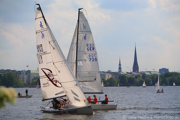 Skipper an Bord Segelboot Team segeln in Alsterwasser Kirchturm Seeblick