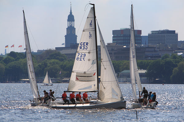 Alsterregatta Segler Boote vor Michel-Kirchturm Wasserlandschaft 
