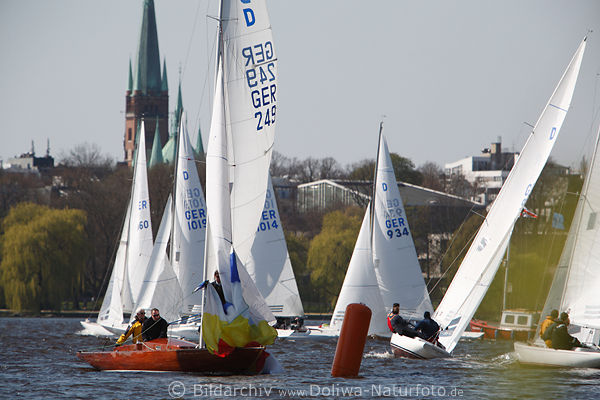 Segelregatta um Boje in See Hamburg Alsterwasser