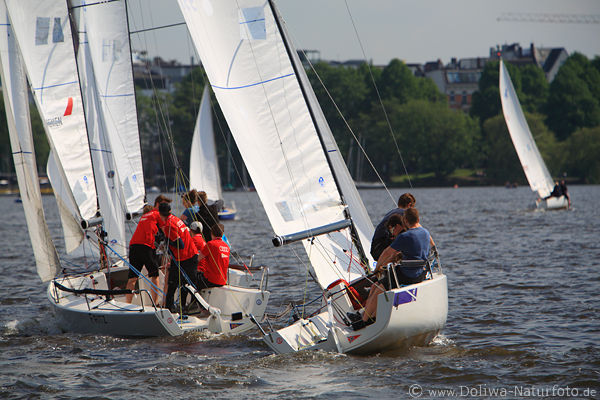 Segler-Teams Boote Segeln geneigt in Wasser Alsterregatta