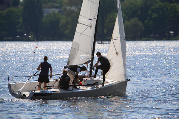 Segler an Bord lenken das Boot unter Segeln in Alster Blauwasser Gegenlicht Bild