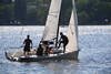 Segler an Bord Skipper lenken das Boot Segeln in Alster Blauwasser Gegenlicht Bild