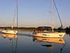 Bd0620_ Jachtenpaar “Keja” Foto auf Masurens Seen-tour in Romantik Abendsonne Bild auf stillem See