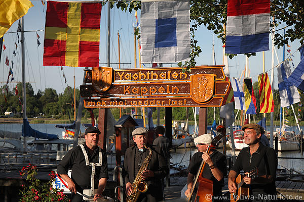 Classic-Week Segler-Fest Musiker Bild in Yachthafen Kappeln Port am Wasser musizieren