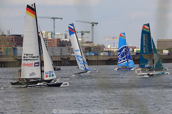 Wettsegeln Katamarane Hafenlandschaft Hamburg Elbwasser Jacht-Regatta vor Krnen Hintergrund