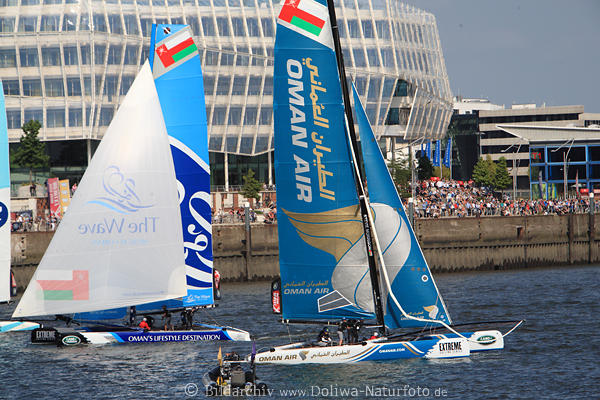 Katamarane bunte Segeln vor Publikum am Strandkai Regatta Wettrennen in Elbwasser