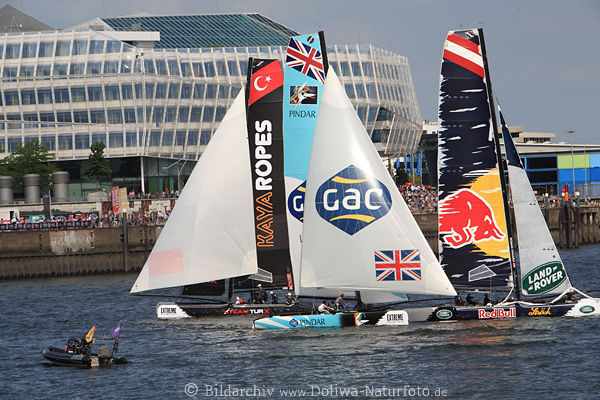 Doppelrumpf-Jachten Extreme Sailing Katamaran-Segeln Foto Jachten in Hafencity Hamburg Regatta in Elbwasser