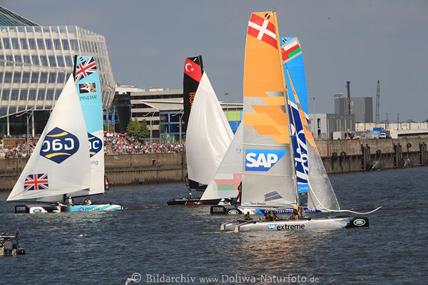  KatamaranSegler Regatta auf Elbwasser vor Strandkai Publikum Hamburg Hafencity
