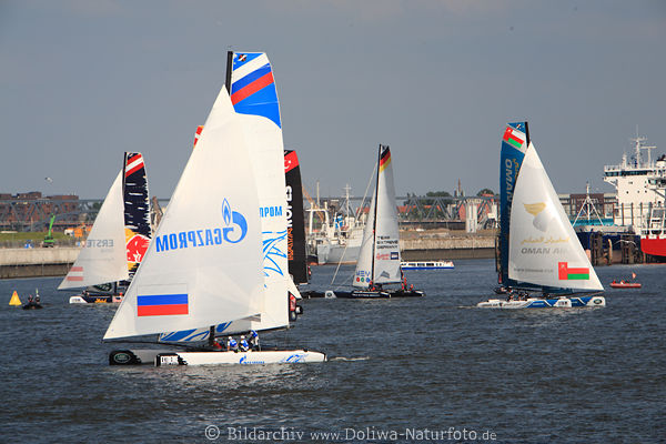 Katamarane bunte Segelregatta in Elblandschaft Hamburg Wasser Extreme Sailing