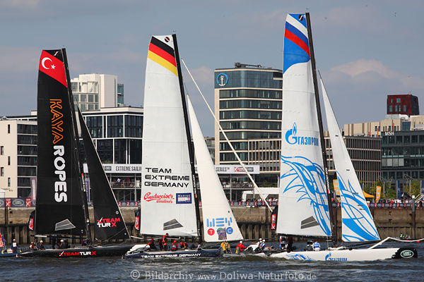 Katamarane Segeln Dreier Groboote vor Hafencity Huser Skyline an Strandkai Hamburg Elbwasser