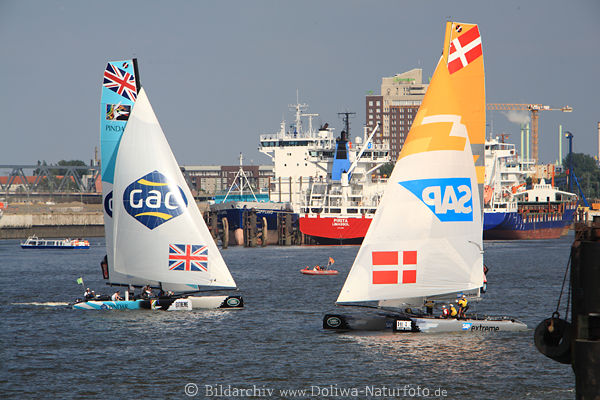 Katamarane Jachtsegeln Schiffe Schlauchboot in Elbwasser Hafen Hamburg Regatta