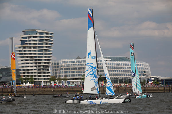 Katamarane Segelregatta vor MarcoPoloTower & Unilever Glas-Architektur