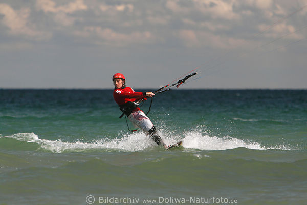 Kitesurfer Wellenreiter brettert auf Brett in Wind ber Wellen an Ostseekste, Kiter Sportbild