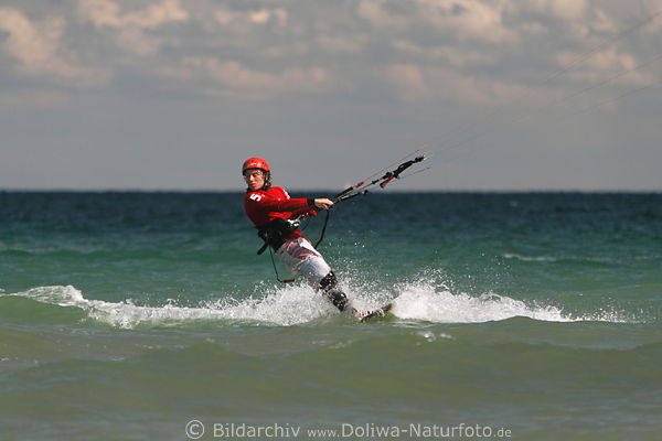 Kitesurfer Wellenreiter brettert auf Brett in Wind �ber Wellen an Ostseek�ste, Kiter Sportbild