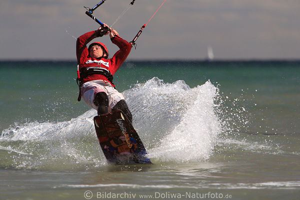 Kitesurfer beim Abheben vom Wasser zum Sprung, zum Salto in Luft, Kiter auf Brett