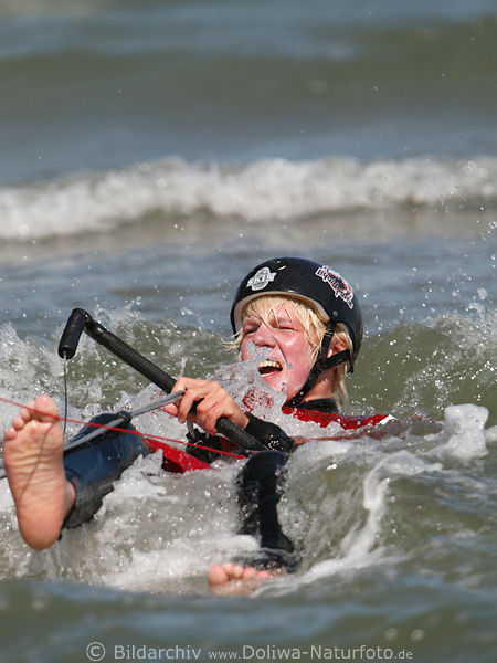 Kitesurfer im Wasser nach Sturz vom Brett Bild Kitesurfing ist eine nasse Sportart