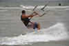 Kitesurfer Wellenreiten Foto in Nordsee-Wasser auf Surfbrett im Meer Freizeitsport in Bild