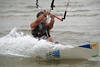 Kitesurfer Foto in Wassergischt auf Surfbrett im Meer gleiten Freizeit Sportbilder