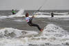Kitesurfer auf Welle schäumendes Wasser Foto Dreier in Meeresgischt auf Brett