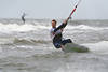 Surfbrettfahrt Foto Kitesurfer rasen über Wasser Meerwellen Spritzer dynamisches Bild