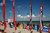 802705_ SEAT Kitesurf-Trophy 2008 Sportevent Fotos aus Ostseegemeinde Dahme, Fahnen, Segel am Strand