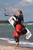 802776_ Kitesurfer Portraits mit Surfbrett  Bilder an Seeküste Wasserstrand