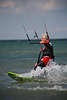 802809_ Kitesurfer Bild auf Brett über Wasser gleiten, Kite-surfing Foto