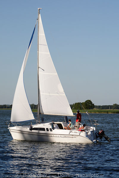 Jachtboote Fotos unter Segeln in Wind auf See Yachttour sportliche Segelfahrt