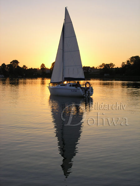 Segler Romantik Fotos Jacht Bilder abends auf stillem See in Masuren