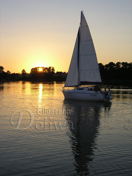 Segeljacht auf Segeltour abends Romantik Masuren Sonnenuntergang Foto