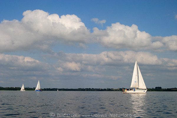 Einsame Segelboote Freizeitsegler Bilder unter Wolken in Masuren Seenplatte Segelurlaub segeln