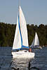 807722_ Segelboote Yachtpaar auf Wassertour in Wind, Segeln auf See in Funsport & aktive Freizeit Bild