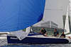 45826_ Segler Mannschaft in Boot unter Blausegel bei Regatten auf See hautnah erleben